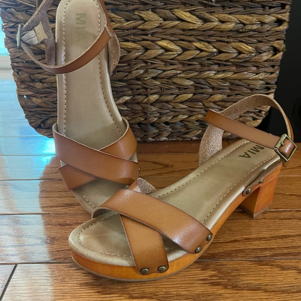 MIA Tan Sandals with Crisscross Straps, platform, block heal and Ankle Buckle